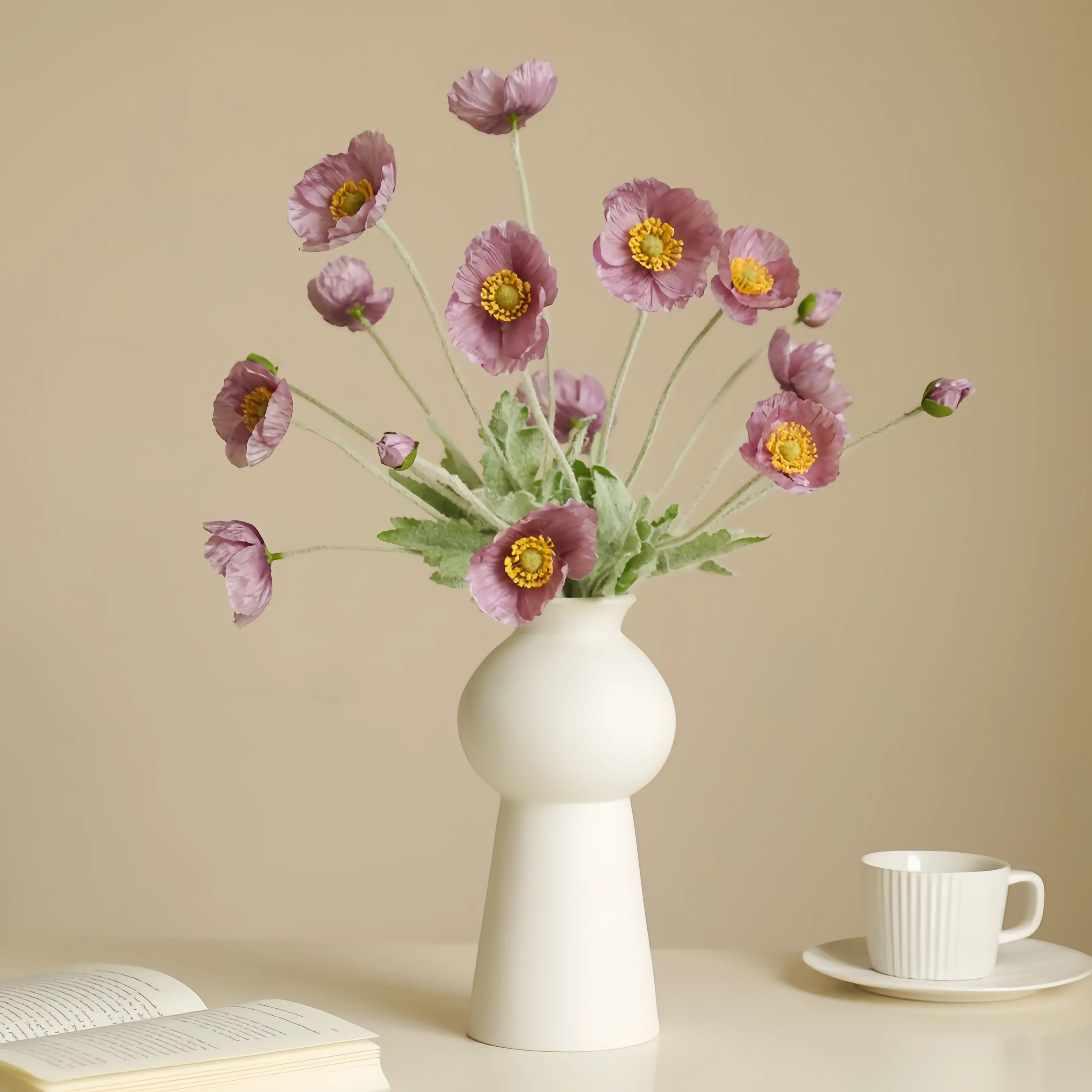 フェイクフロックされたケシの花のアレンジメント