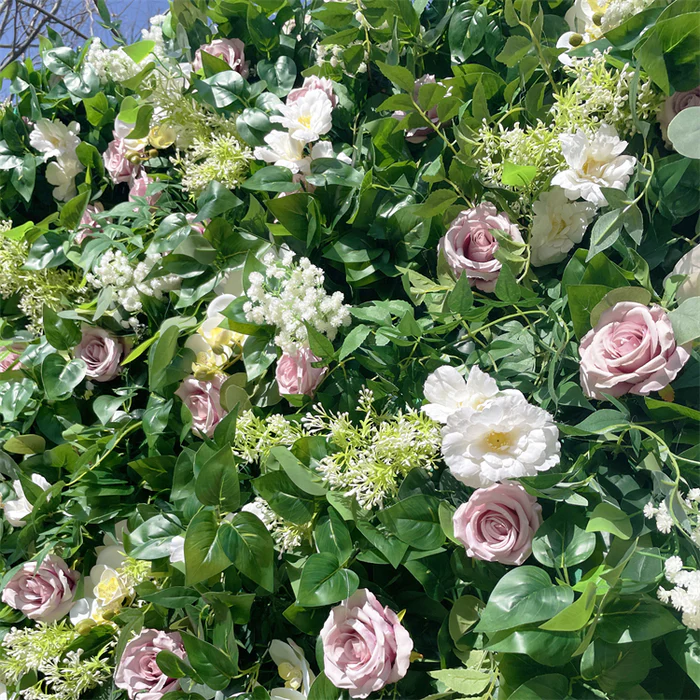 フラワーウォール緑の人工生地は、パーティーのためのカーテンの花の背景を巻き上げます