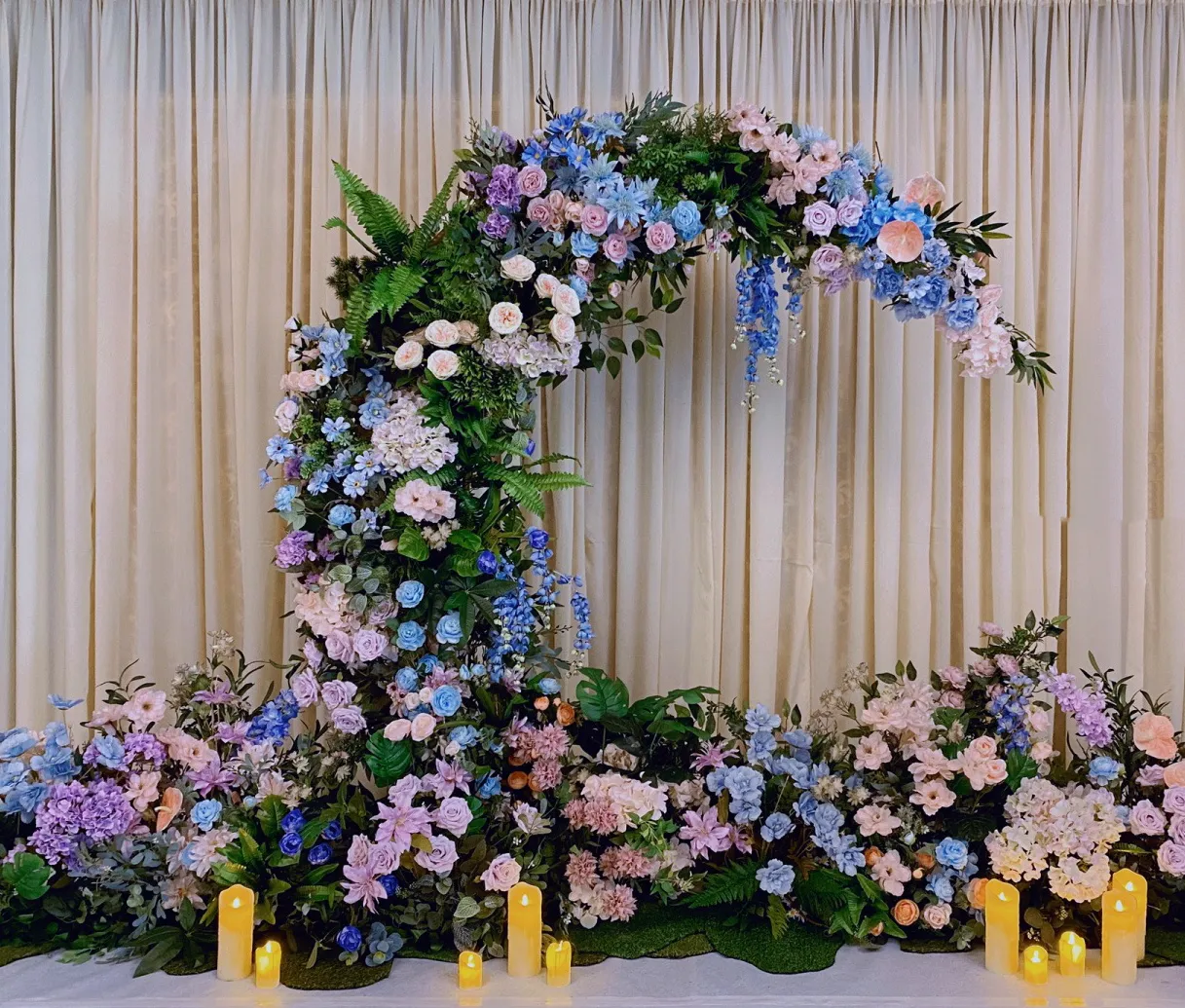 結婚式のパーティーの提案の装飾のための月の花アーチセット