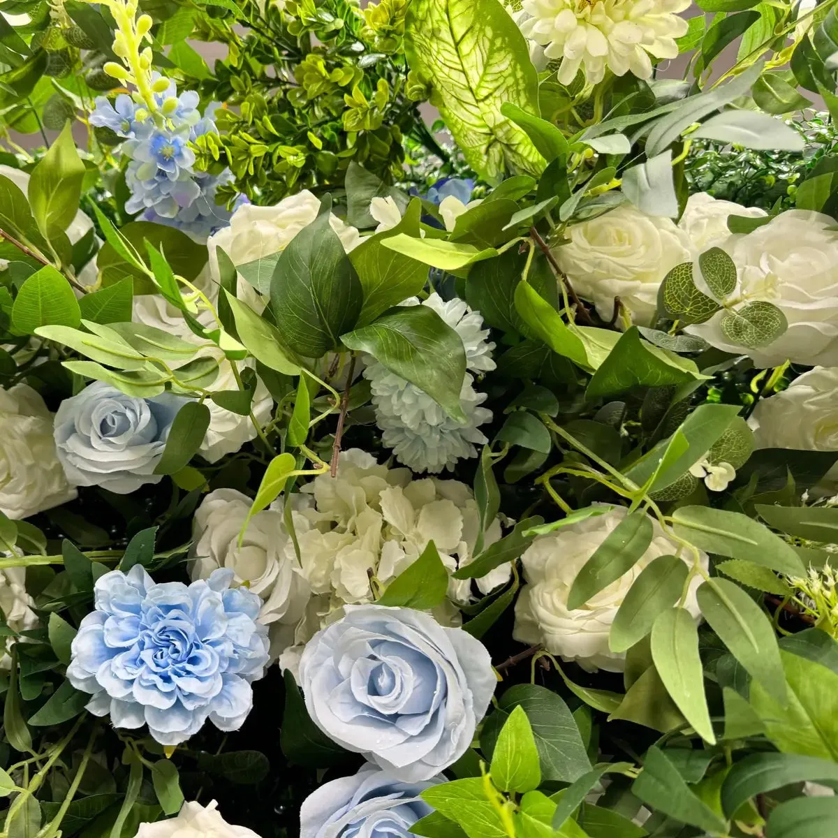 フラワーウォール緑の人工生地は、パーティーのためのカーテンの花の背景を巻き上げます