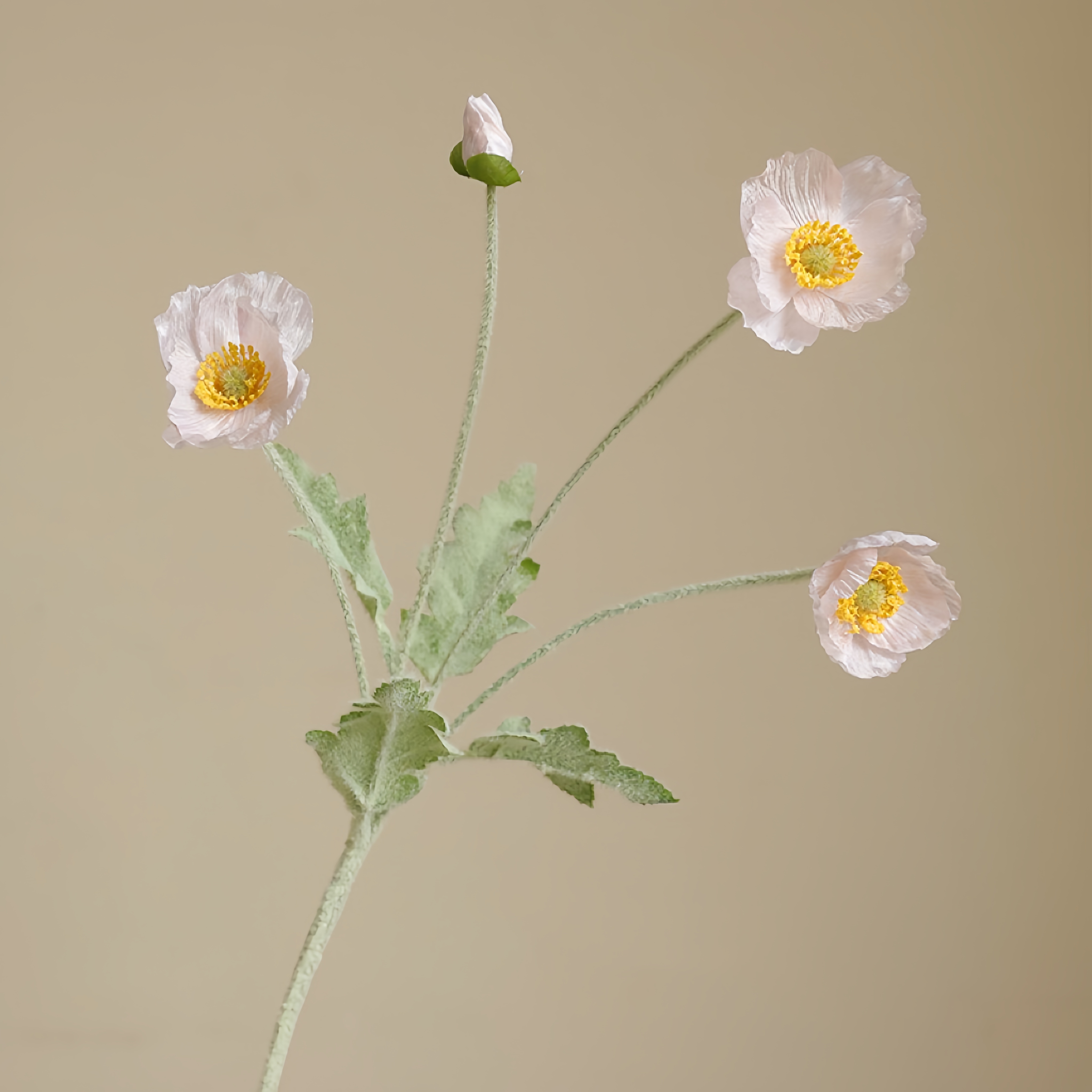 フェイクフロックされたケシの花のアレンジメント