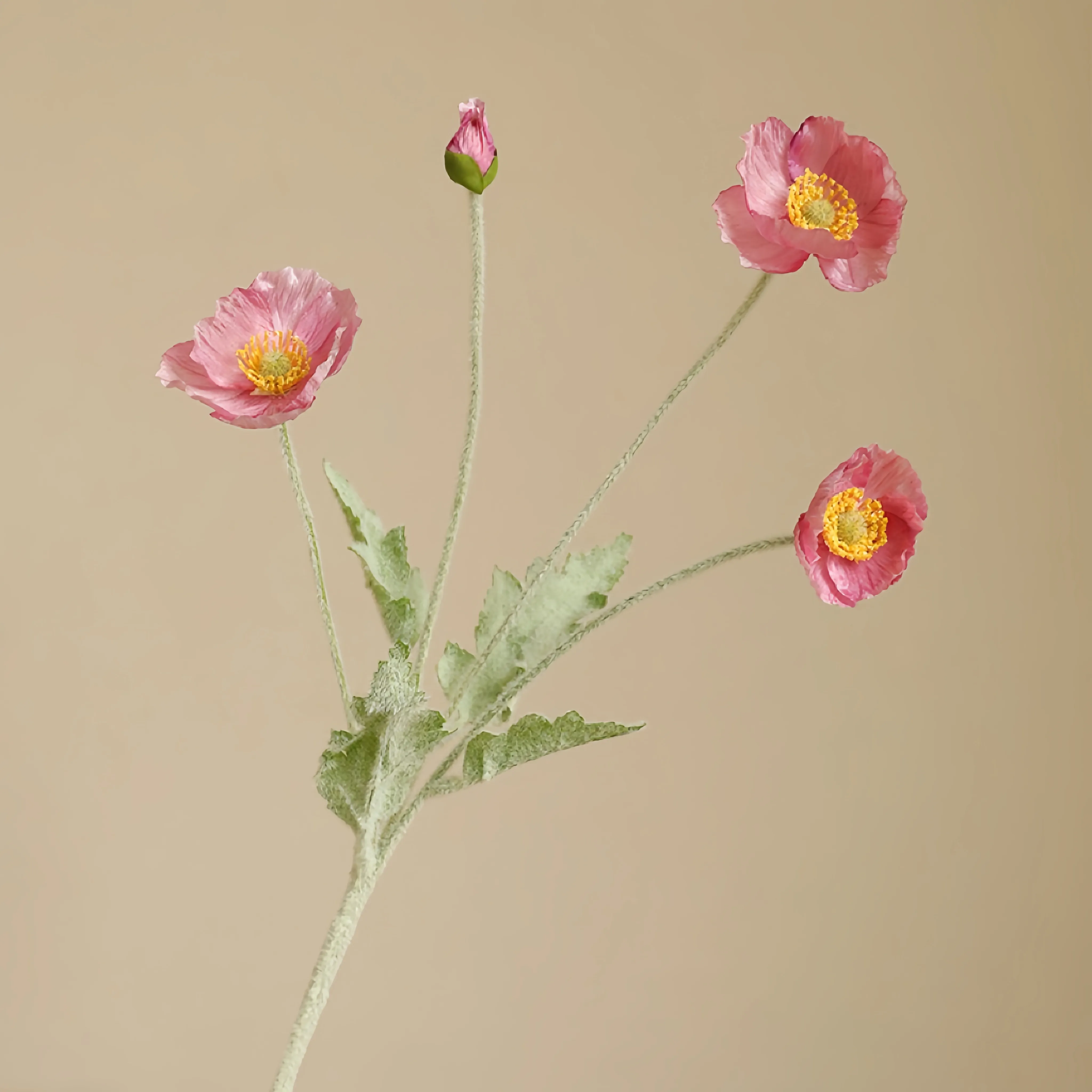 フェイクフロックされたケシの花のアレンジメント