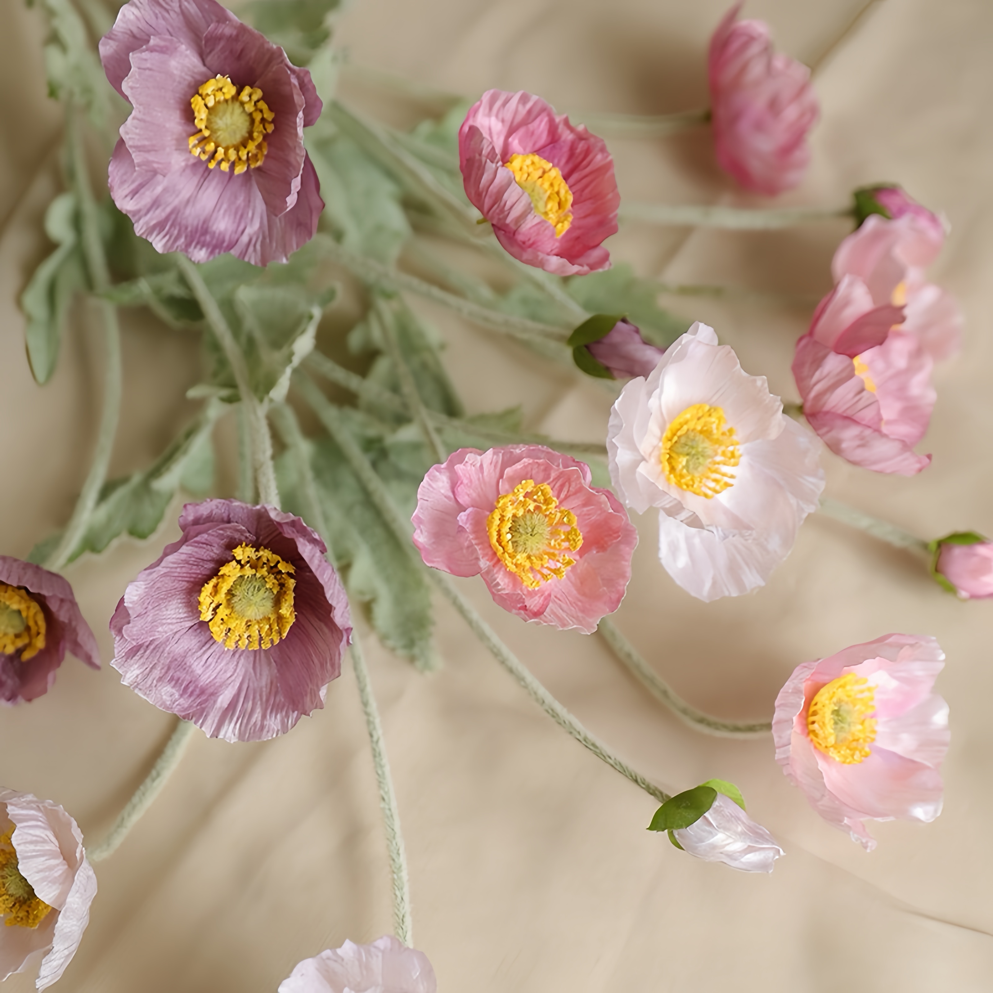 フェイクフロックされたケシの花のアレンジメント
