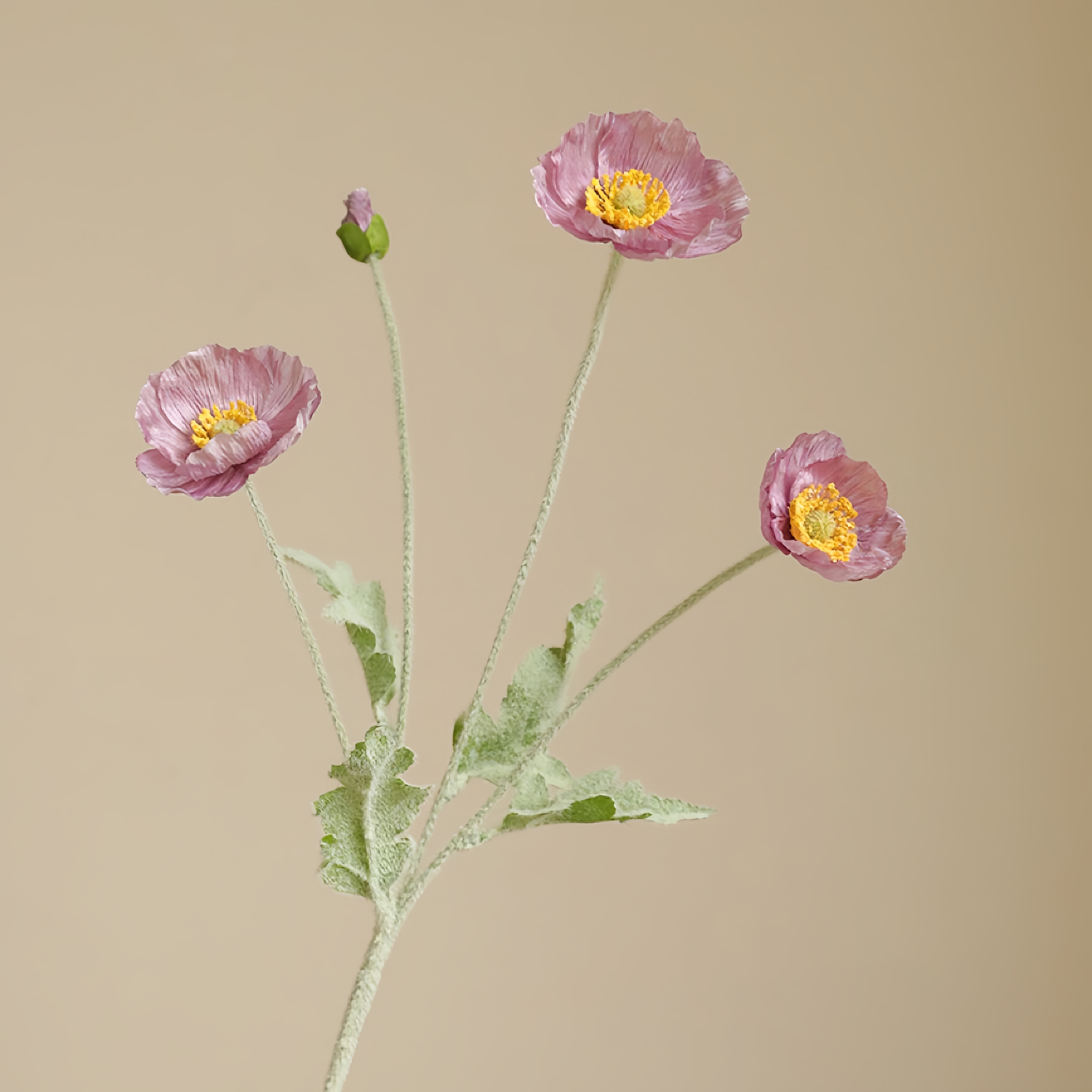フェイクフロックされたケシの花のアレンジメント